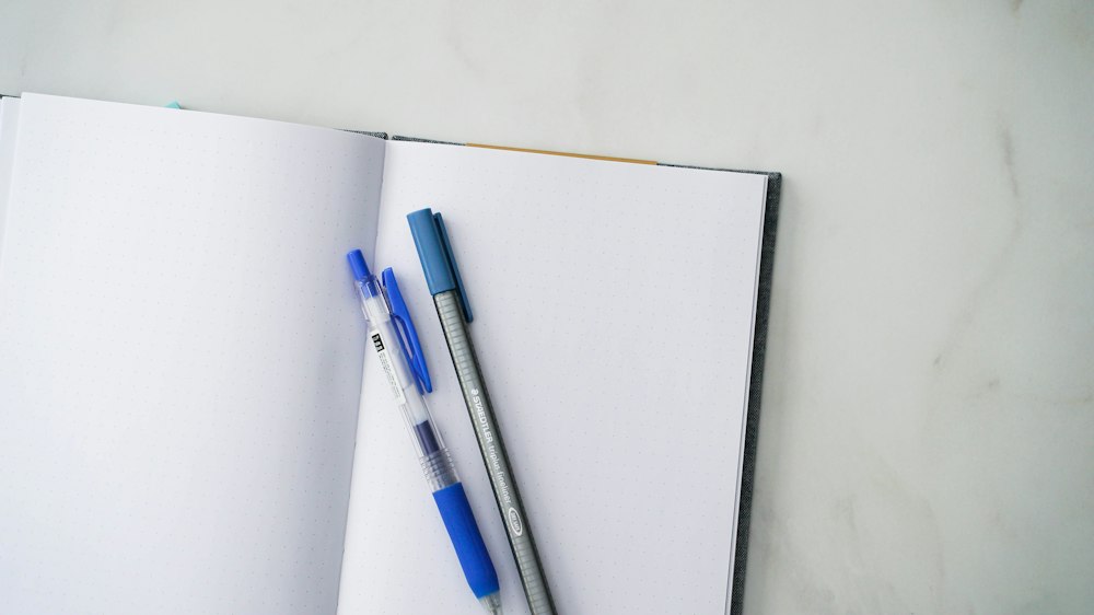 Cuaderno abierto con lápices de colores