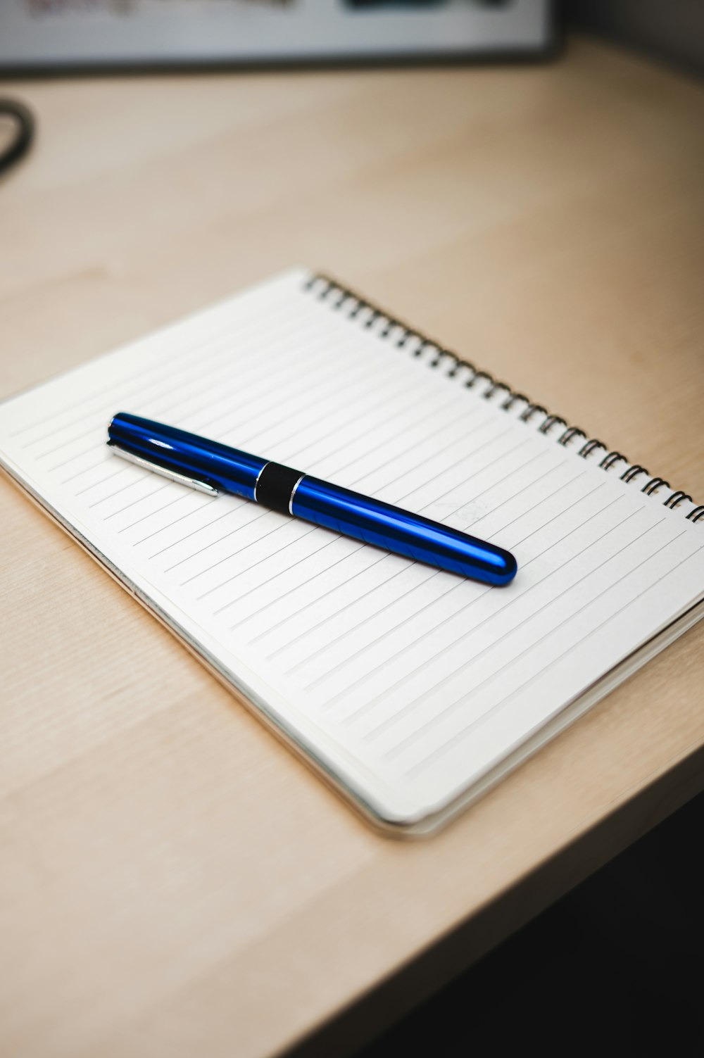 Cuaderno y lápiz sobre un escritorio en su comuna