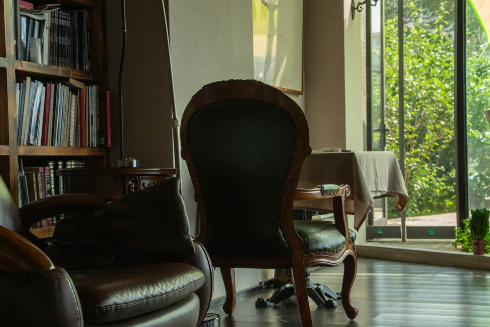Sillón frente a una ventana con luz
