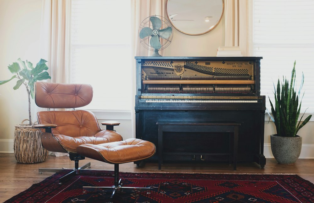 Sillón de cuero junto a un piano